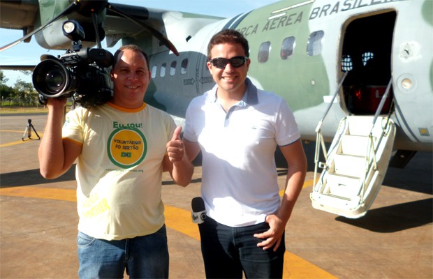Os repórteres Lucas Bretas e Alexandre Sá no avião carga da Força Aérea Brasileira (Foto: Lucas Bretas)