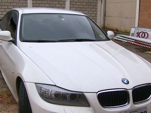 BMW foi apreendida na casa de um terceiro suspeito em São João da Boa Vista (Foto: Rodrigo Sargaço/EPTV)