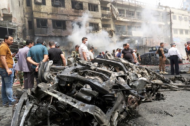 Suicida ao volante de um carro-bomba detonou os explosivos no bairro de Nova Bagdá, no sudeste da capital. (Foto: Khalid al Mousily/Reuters)