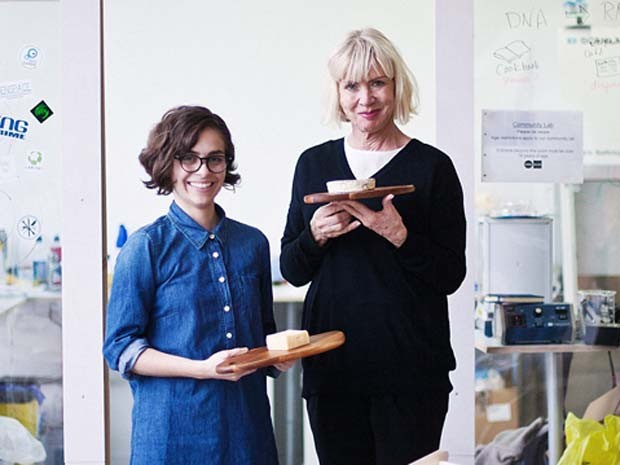 Christina Agapakis e Sissel Tolaas exibem os queijos produzidos por elas com bactérias do corpo humano (Foto: GROW YOUR OWN...LIFE AFTER NATURE at Science Gallery at Trinity College Dublin)