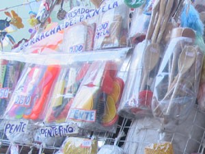 Esponjas, colheres de pau e até cataventos fazem parte da extensa lista de produtos (Foto: Gabriel Barreira/G1)