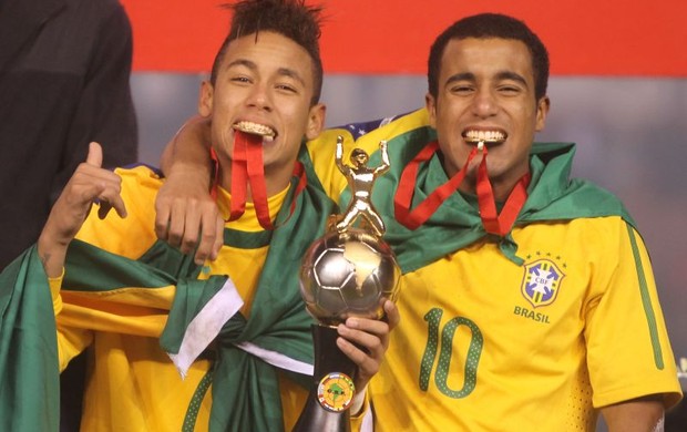 Neymar e Lucas comemoram o título Sul-Americano em Arequipa (Foto: Mowa Press)