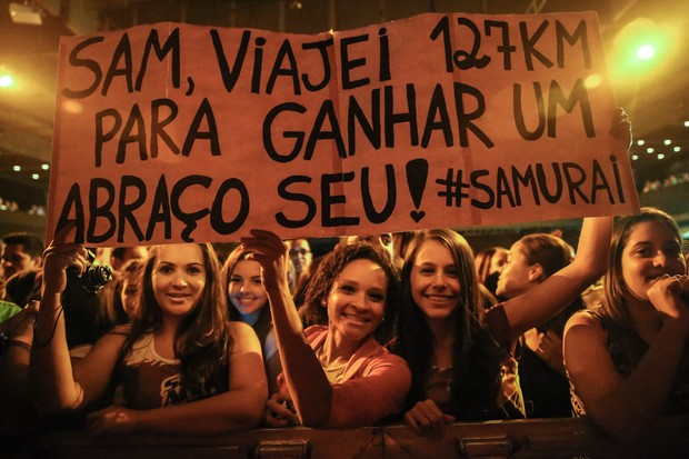 Fã mostra cartaz para Sam Alves (Foto: Manuela Scarpa/Photo Rio News)