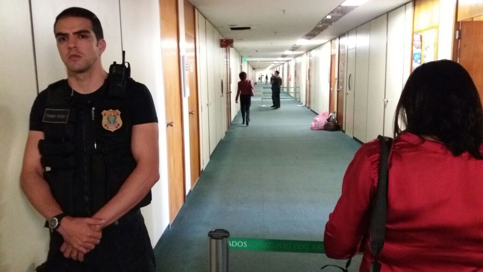 Polícia legislativa faz bloqueio em frente ao gabinete do corredor do gabinete do deputado Rodrigo Rocha Loures (Foto: Bernardo Caram/G1)