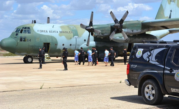 Avião da FAB partiu com 40 detentos com destino ao Paraná (Foto: Marcelino Neto)