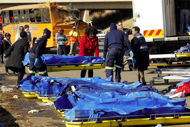 Equipe de resgate trabalha após ônibus cair de ponte e matar 19 nesta segunda-feira (25) perto de Joanesburgo, África do Sul (Foto: Reuters)