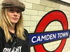 Fiorella Mattheis passeia no metrô de Londres