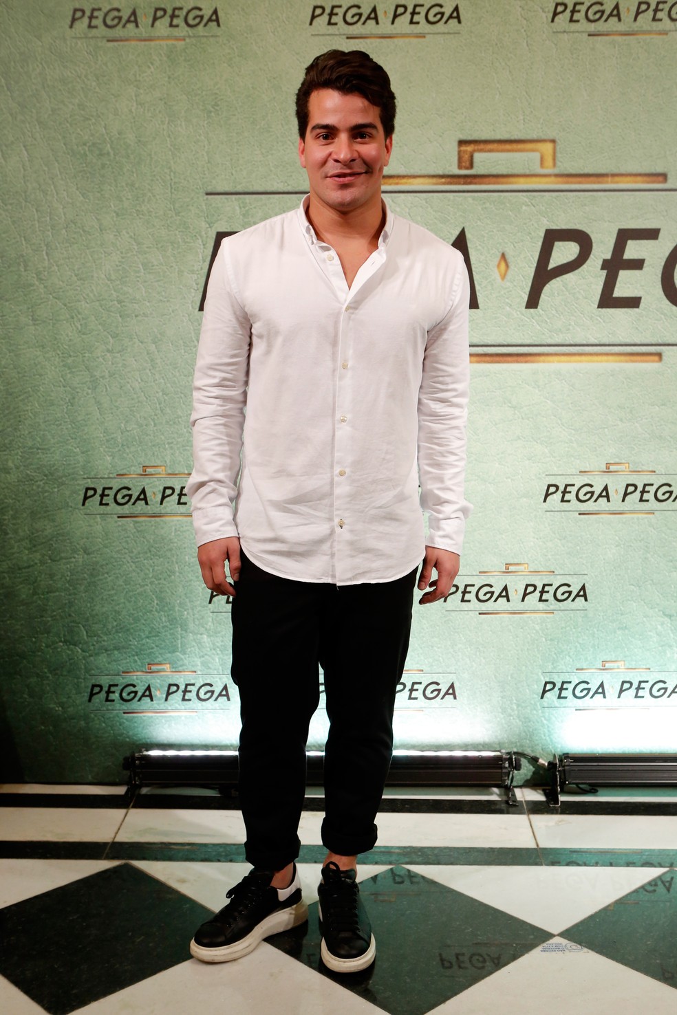 Thiago Martins arrasa em look despojado - e sem meia! (Foto: Felipe Monteiro/Gshow)