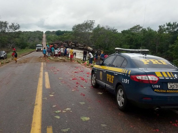 Índios da etnia xavante saquearam a carga de um caminhão que tombou na BR-070 (Foto: Divulgação/PRF-MT)