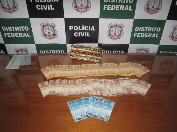 Dinheiro entregue à polícia do DF por morador do Cruzeiro Velho, no DF, o segundo caso registrado no bairro em menos de uma semana (Foto: Polícia Civil/Divulgação)