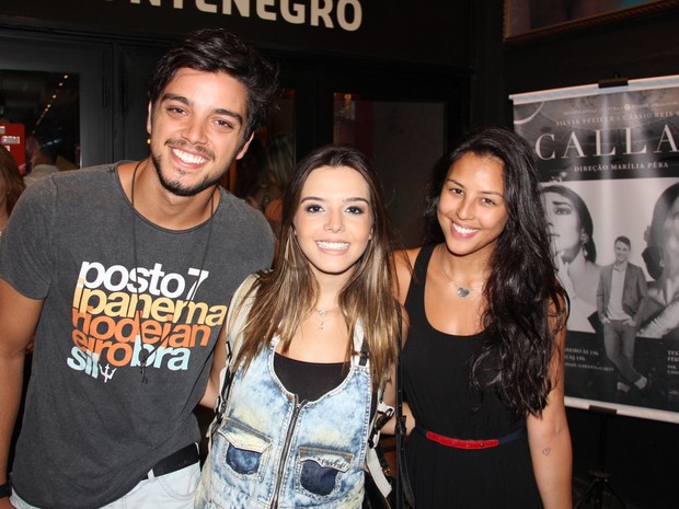 Rodrigo Simas, Giovanna Lancellotti e Yanna Lavigne no Teatro Leblon (Foto: Rogério Fidalgo / AgNews)