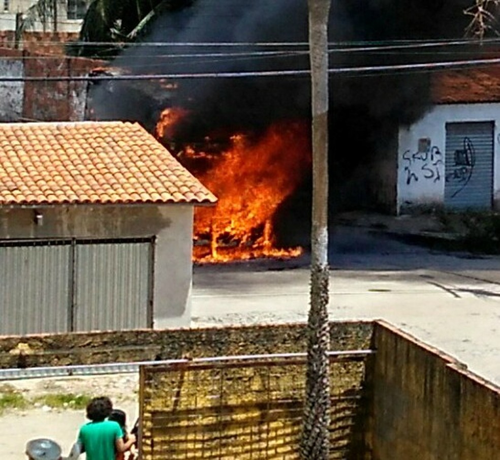 Ônibus são incendiados em Fortaleza (Foto: Arquivo pessoal)