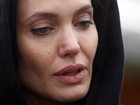 Angelina Jolie aparece chorando em memorial na Bósnia