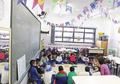 Crianças numa sala de aula em São Caetano do Sul, São Paulo. O município já atende todas as crianças de 0 a 5 anos (Foto: Nario Barbosa/DGABC)