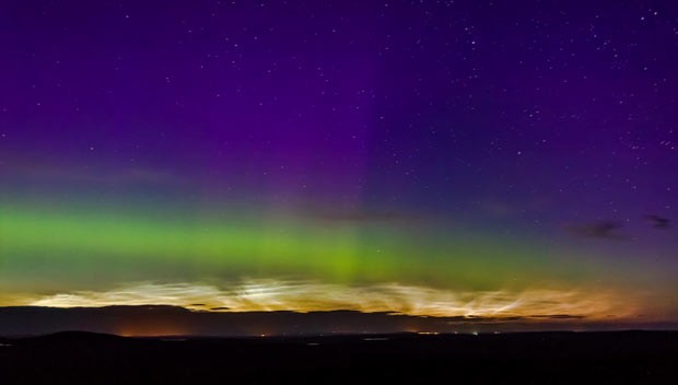 Filmagem captava nuvens noctilucentes quando aurora boreal apareceu, formando um espetáculo de luz. (Foto: BBC)