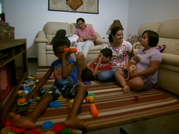 Imagem da família em uma sala de estar, brincando com seus filhos. Foto Pedro Santana/EPTV 