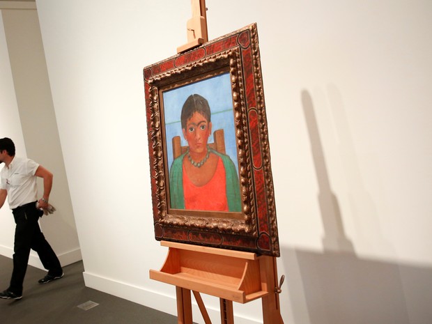 Quadro da artista mexicana Frida Kahlo "Nina con Collar" (Menina com Colar) (Foto: Reuters) Quadro da artista mexicana Frida Kahlo "Nina con Collar" (Menina com Colar) (Foto: Reuters)