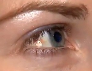 Lucy Luckayanko implantou joia em um dos olhos para ser 'diferente' (Foto: Reprodução/YouTube/StarNews)