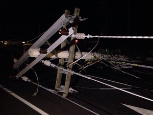 Poste de luz caído na rua na Região Metropolitana de Porto Alegre (Foto: Reprodução/RBS TV)