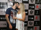 Gusttavo Lima troca beijos com Andressa Suita antes de show