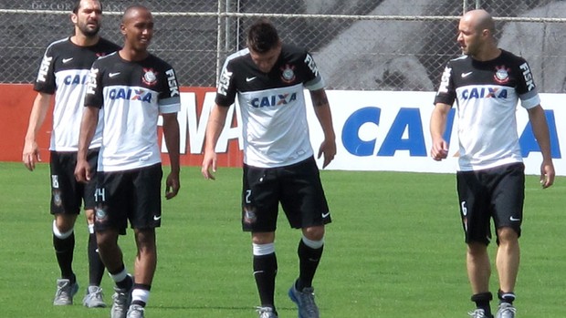Jogadores do Corinthians correm no gramado (Foto: Rodrigo Faber)