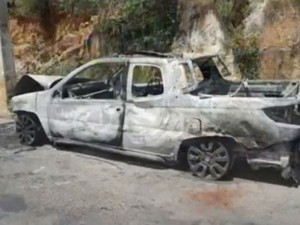 Carros foram queimados durante a fuga dos assaltantes da mineradora, em Jacobina (Foto: Reprodução / TV Bahia)