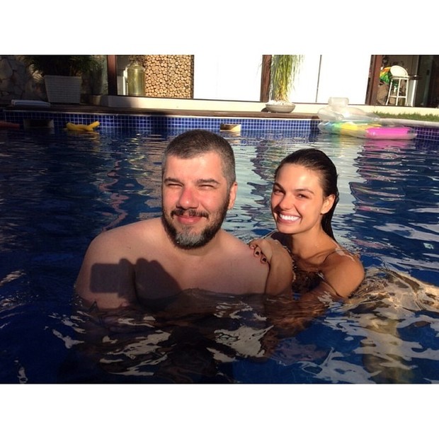 Ego Fugindo Do Calor Isis Valverde Toma Banho De Piscina Com Amigo Noticias De Famosos
