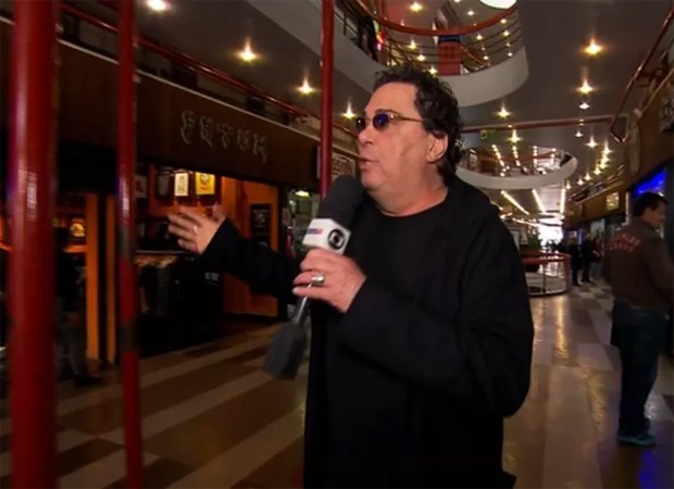 Casagrande, comentarista de futebol da TV Globo. faz reportagem na Galeria do Rock, seu point queridinho em SP (Foto: Reprodução)