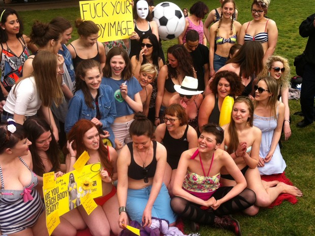 No Hyde Park, em Londres, mulheres fazem protesto contra campanha publicitária (Foto: BBC)