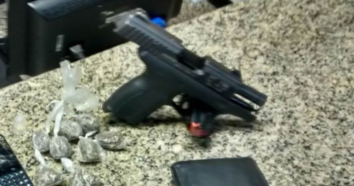 G1 - Jovem é preso com pistola no bairro São Carlos, em Volta Redonda