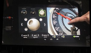 Usuário pode personalizar painel do carro gerado por computador, escolhendo cores e texturas (Foto: Gustavo Petró/G1)