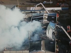 Bombeiros trabalham para conter fogo em fábrica de Ceilândia, no DF (Foto: TV Globo/Reprodução)