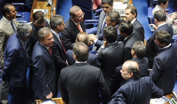 Senadores do PMDB cercaram Renan Calheiros na última terça (29) para debater sobre a instalação de CPI mista ou exclusiva do Senado para investigar Petrobras (Foto: Moreira Mariz/Agência Senado)