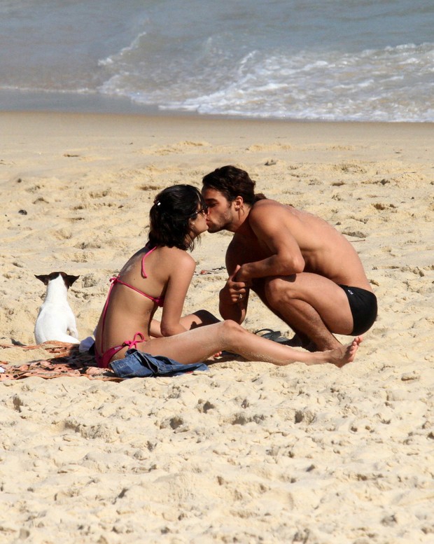Pablo Morais e sua namorada curtem dia de Praia, (Foto: Agnews Agência )