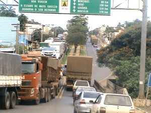A cidade de Alto Araguaia chegou a dividida por fila de caminhões parados. (Foto: Alberton Viana)