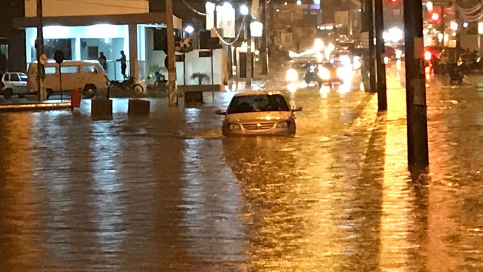 Carros tiveram que passar por regi&otilde;es alagadas ap&oacute;s chuvas em Jo&atilde;o Pessoa (Foto: Walter Paparazzo/G1)
