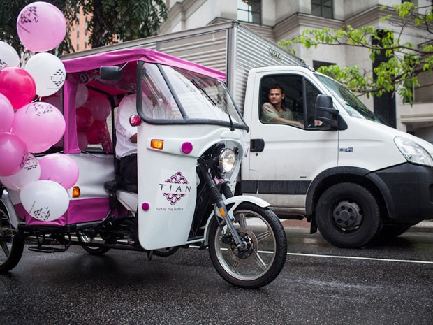 Tuk-tuk chama a atenção no trânsito (Foto: Victor Moriyama/Tian/Divulgação)