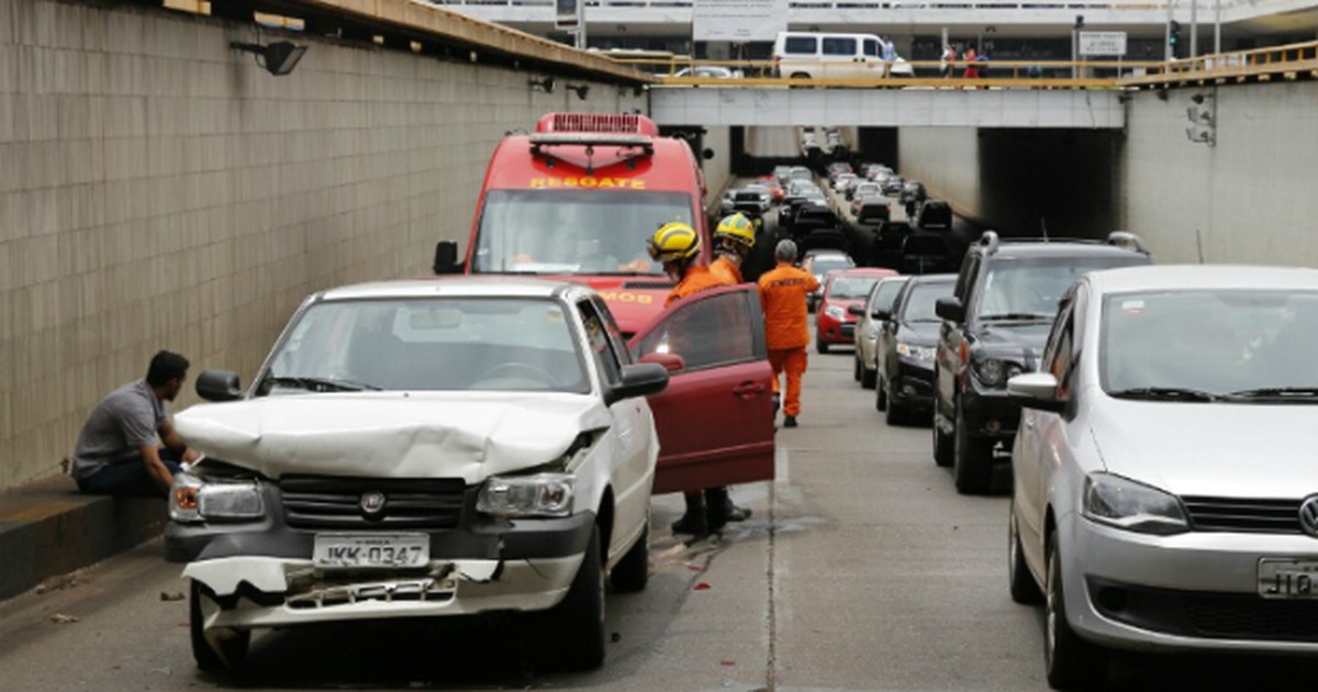 G Batida Entre Tr S Carros Deixa Tr Nsito Lento No Buraco Do Tatu