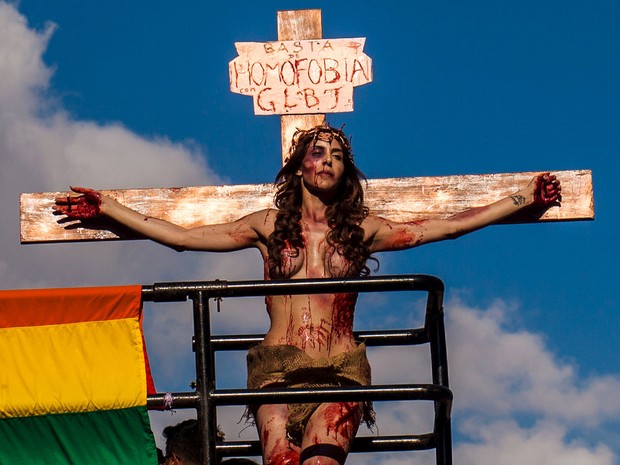 Veja a transexual 'crucificada' e outras polêmicas com símbolos cristãos