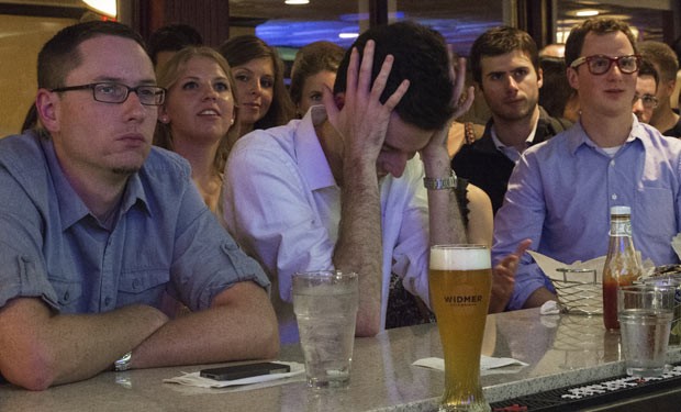 Americanos assistem ao debate no bar Bullfeathers, em Washington, nesta quarta-feira (3) (Foto: AFP)