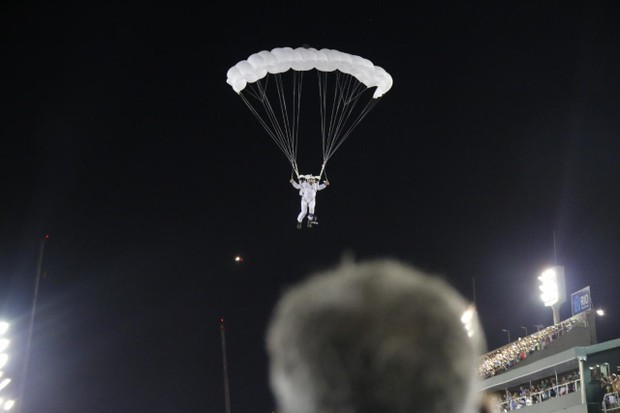 Paraquedistas do desfile da Portela (Foto: Daniel Pinheiro / AgNews)