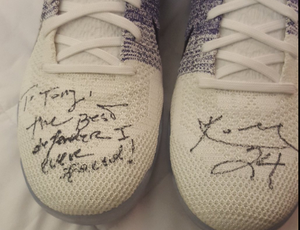 Tony Allen mostra o tênis autografado que recebeu de Kobe Bryant (Foto: Reprodução/Twitter)