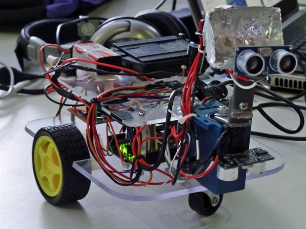 Estudante da UPE levou cerca de 6 meses para construir robô (Foto: Priscila Miranda / G1)