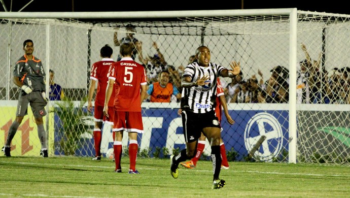 treze x vila nova no presidente vargas (Foto: Leonardo Silva / Jornal da Paraíba)