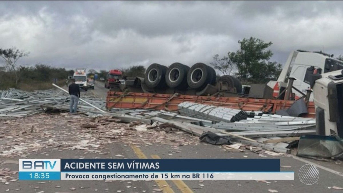 Carreta Que Transportava Estruturas Met Licas Tomba E Provoca