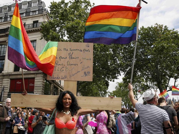 Participantes na parada gay em Paris; seguran&ccedil;a foi refor&ccedil;ada este ano (Foto: Reuters / Gonzalo Fuentes)