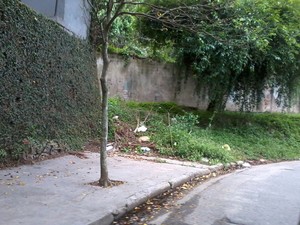 Calçada acaba 'de repente' em rua da Zona Oeste de SP (Foto: Eunice Avanci de Souza/VC no G1) Calçada acaba 'de repente' em rua da Zona Oeste de SP (Foto: Eunice Avanci de Souza/VC no G1)