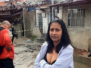 Porteira Rilma dos Santos teve a casa atingida (Foto: Márcio Pinho/G1)