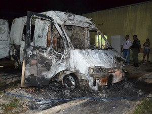 Incêndio destruiu ambulância estacionada em pátio de hospital (Foto: Misael Lima / Portal MPiauí)