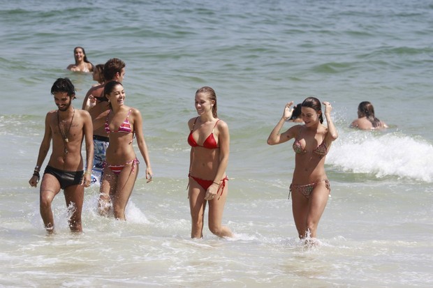 Sophie Charlotte, Fiorella Mattheis e Thaila Ayala na praia da Barra (Foto: Dilson Silva / Agnews)